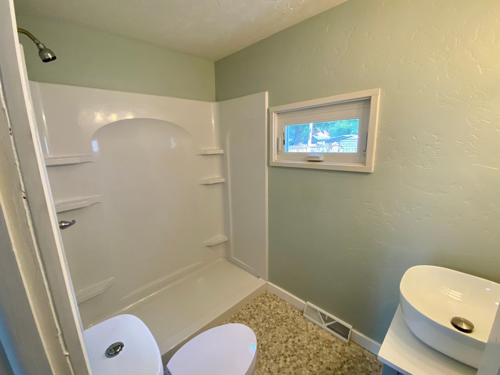 Image 9 of property listing at 635 S Sycamore Street, Centralia, IL 62801