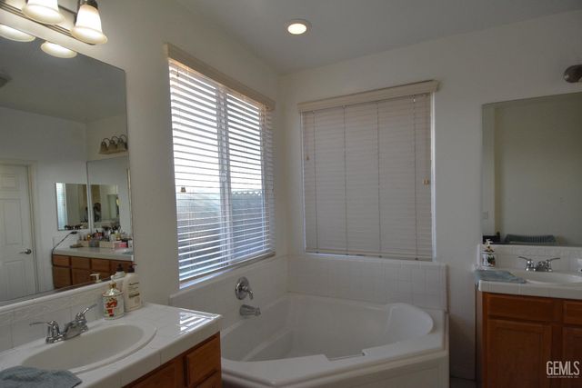 243 Bloomfield Drive, Bakersfield, CA 93312