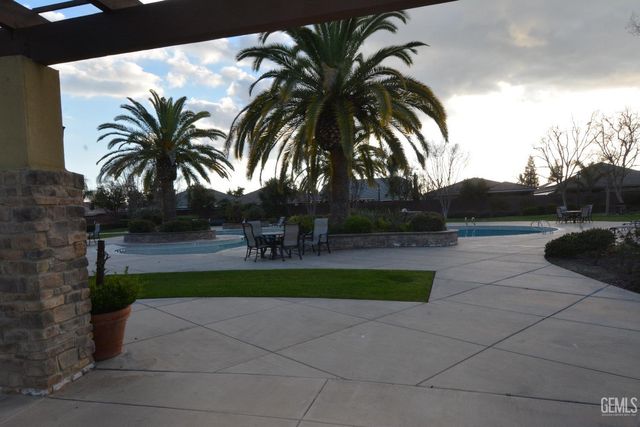 243 Bloomfield Drive, Bakersfield, CA 93312