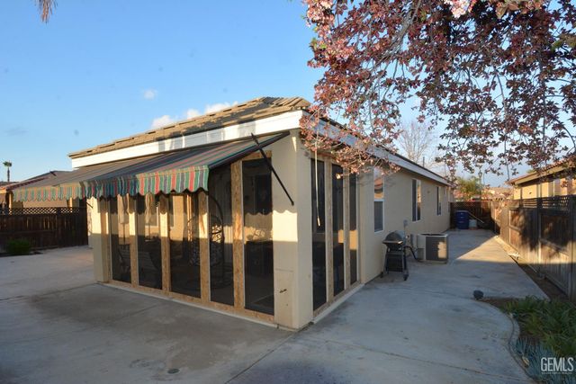 243 Bloomfield Drive, Bakersfield, CA 93312