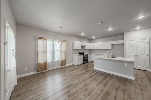 402 S Robbins Street, Cleburne, TX 76031