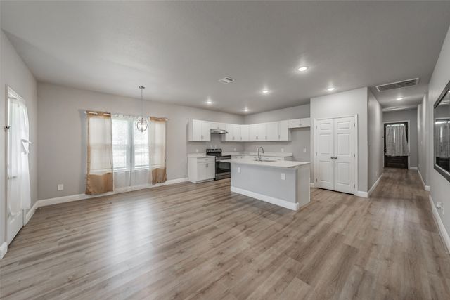 402 S Robbins Street, Cleburne, TX 76031