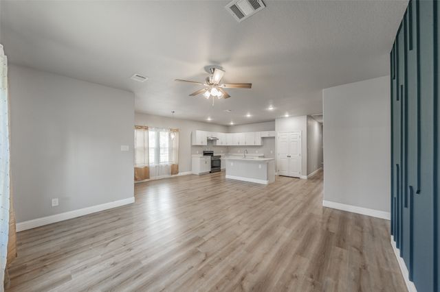 402 S Robbins Street, Cleburne, TX 76031
