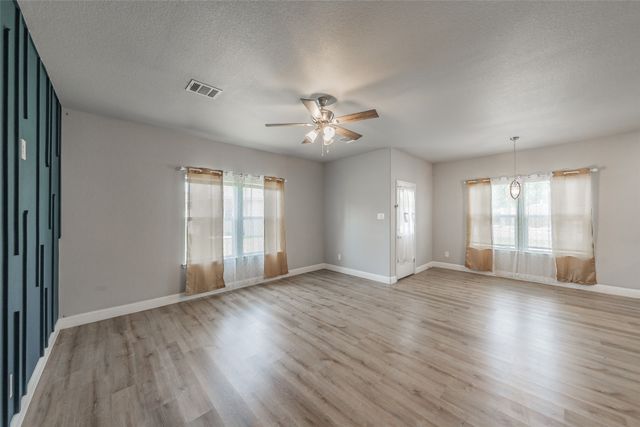 402 S Robbins Street, Cleburne, TX 76031