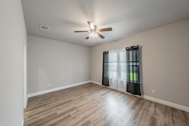 402 S Robbins Street, Cleburne, TX 76031