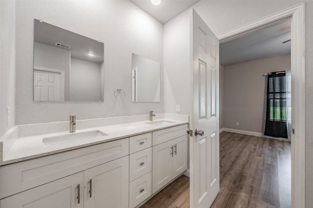 402 S Robbins Street, Cleburne, TX 76031