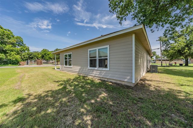 402 S Robbins Street, Cleburne, TX 76031