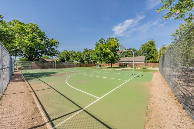 402 S Robbins Street, Cleburne, TX 76031