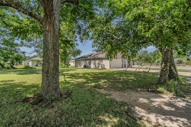 402 S Robbins Street, Cleburne, TX 76031