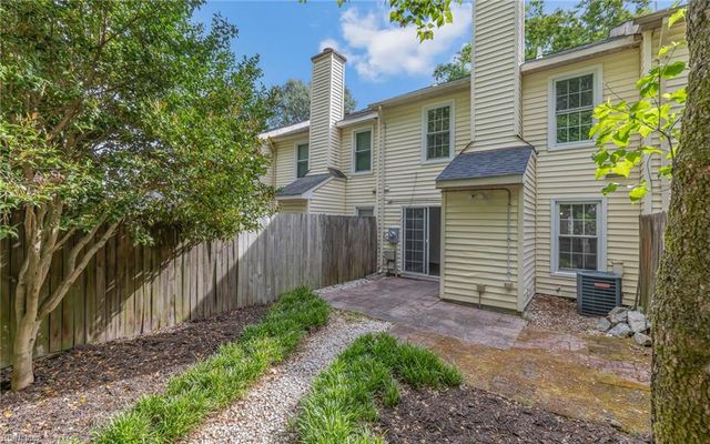 340 Middle Oaks DR, Chesapeake, VA 23322