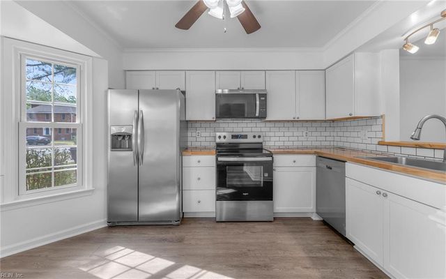 340 Middle Oaks DR, Chesapeake, VA 23322