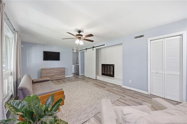 10 Barron DR, Newport News, VA 23608