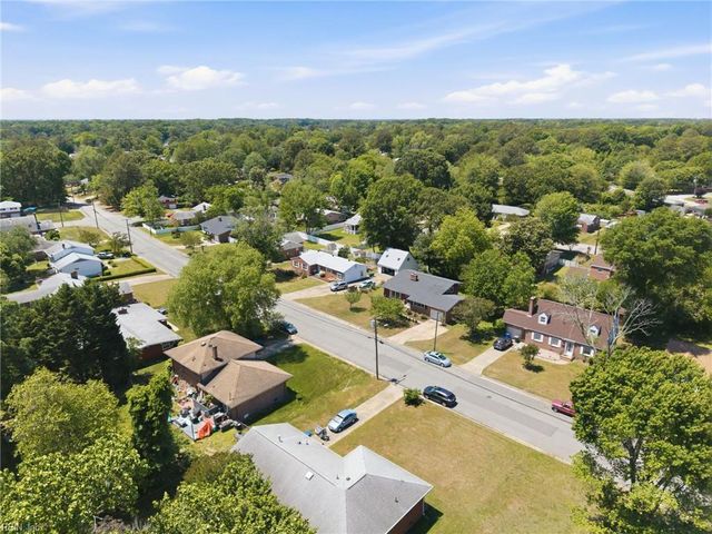 10 Barron DR, Newport News, VA 23608