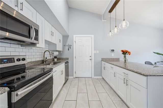 10 Barron DR, Newport News, VA 23608
