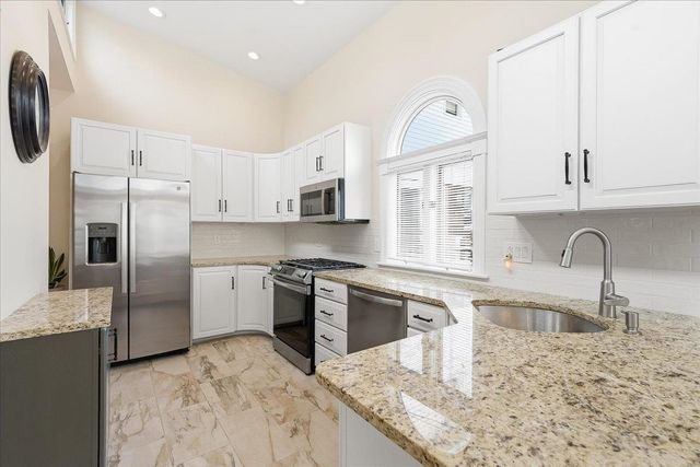 6 PARKSIDE LANE, Bayonne, NJ 07002