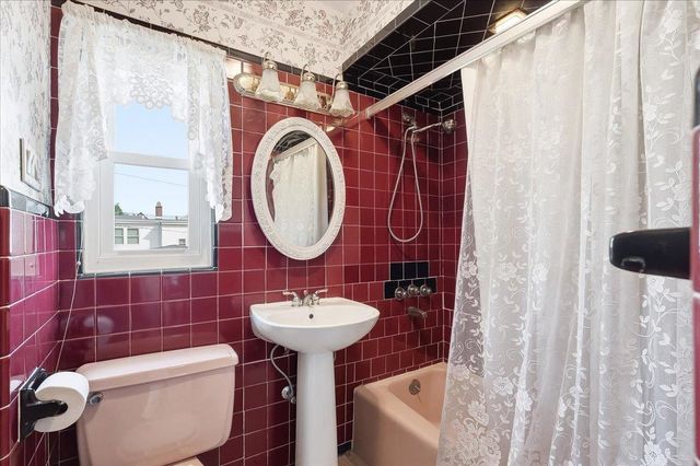 6 PARKSIDE LANE, Bayonne, NJ 07002