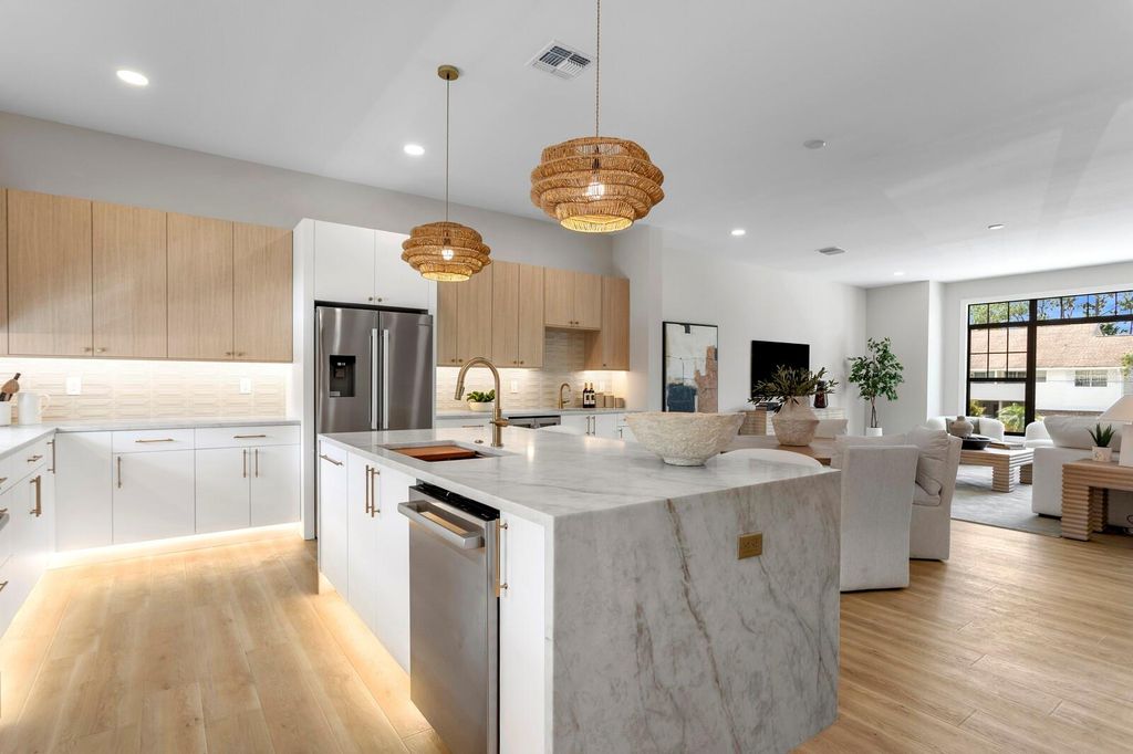 Image 3 of property listing at 5210 BAYSHORE BOULEVARD 3, Tampa, FL 33611