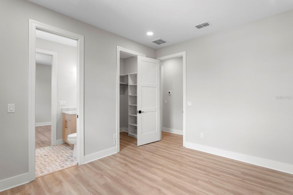 Image 33 of property listing at 5210 BAYSHORE BOULEVARD 3, Tampa, FL 33611
