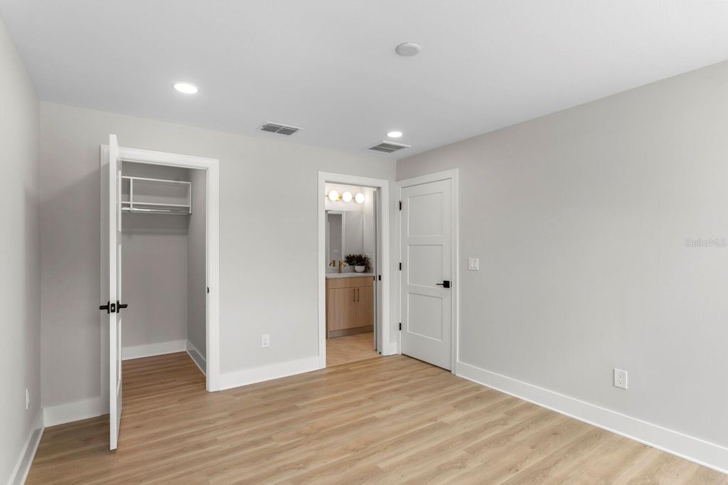 Image 36 of property listing at 5210 BAYSHORE BOULEVARD 3, Tampa, FL 33611