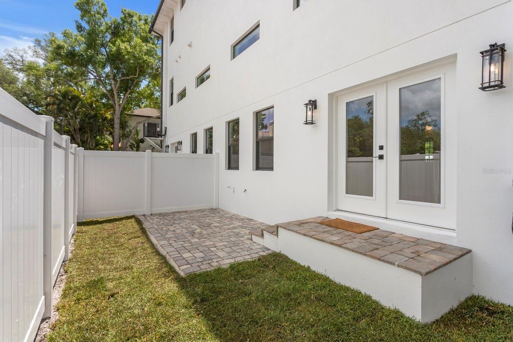 Image 5 of property listing at 5210 BAYSHORE BOULEVARD 3, Tampa, FL 33611