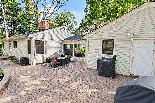 7302 Hillside Road, Crystal Lake, IL 60012