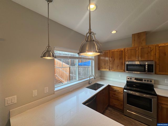 1055-1057 Big Fir Pl S, Salem, OR 97306