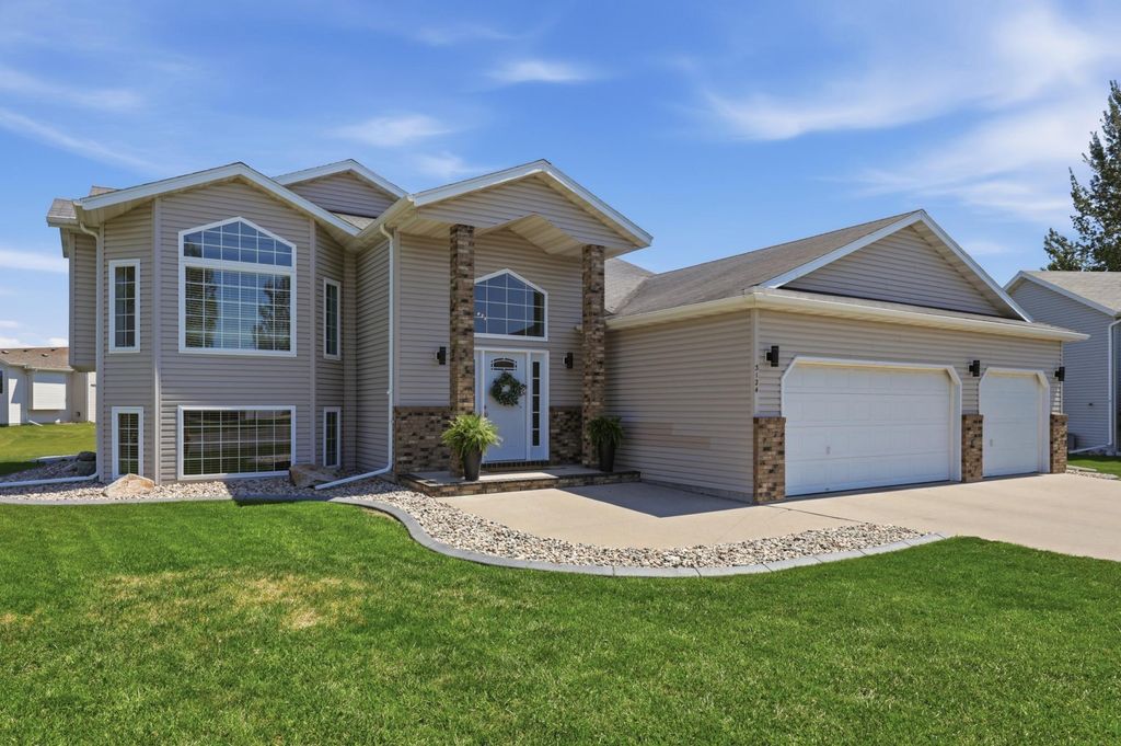 3124 11th Avenue S, Moorhead, MN 56560