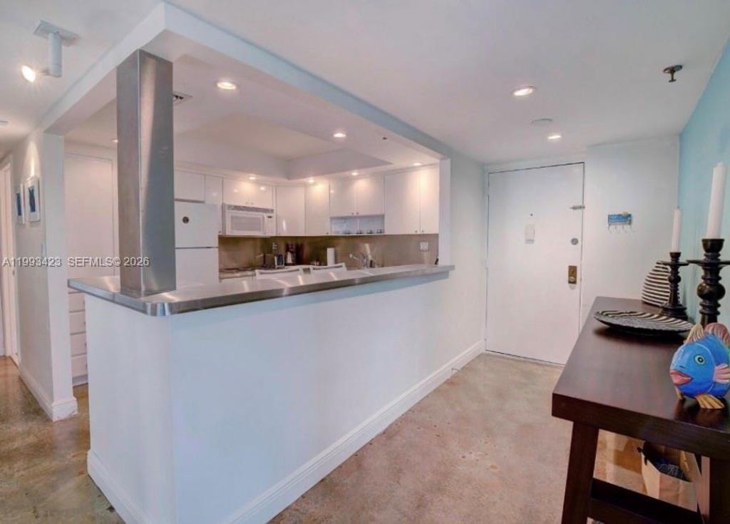 Image 8 of property listing at 1623 Collins Ave 318, Miami Beach, FL 33139