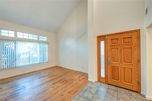 4 Cedar Ridge Lane, Bay Shore, NY 11706