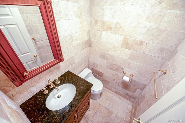 4 Cedar Ridge Lane, Bay Shore, NY 11706