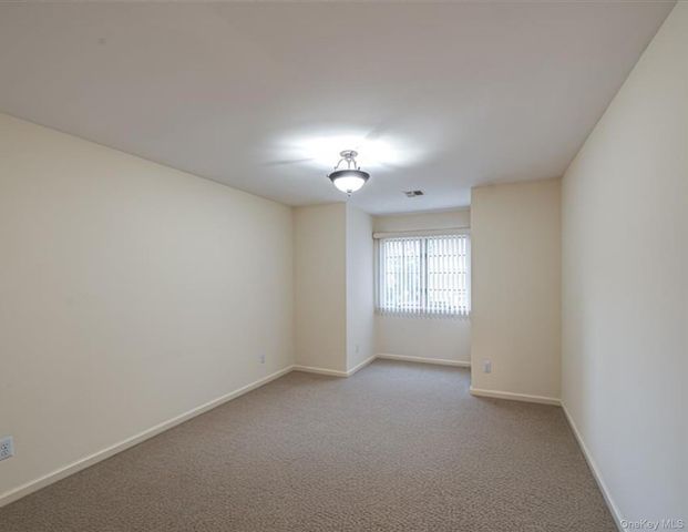 4 Cedar Ridge Lane, Bay Shore, NY 11706