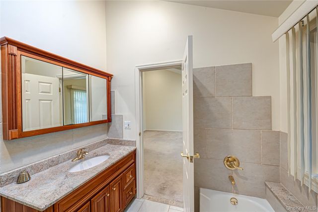 4 Cedar Ridge Lane, Bay Shore, NY 11706