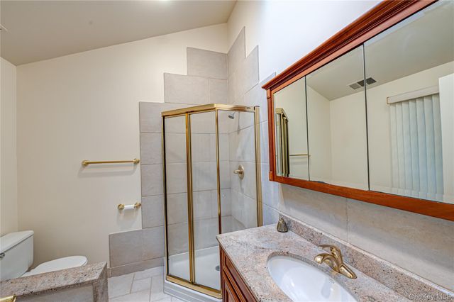 4 Cedar Ridge Lane, Bay Shore, NY 11706