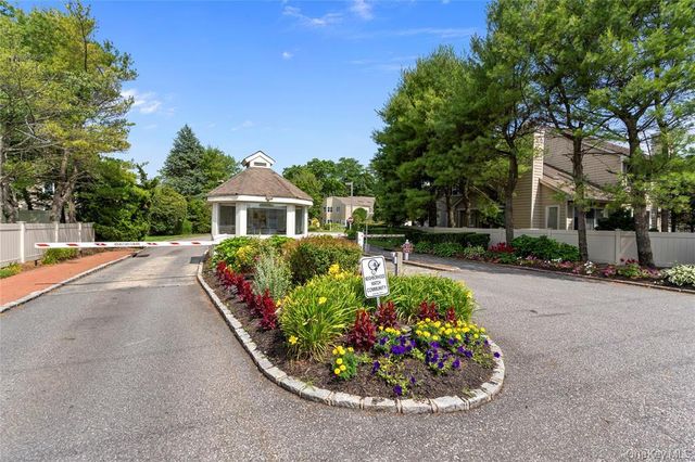 4 Cedar Ridge Lane, Bay Shore, NY 11706