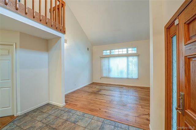 4 Cedar Ridge Lane, Bay Shore, NY 11706