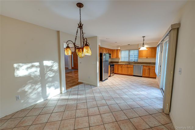 4 Cedar Ridge Lane, Bay Shore, NY 11706