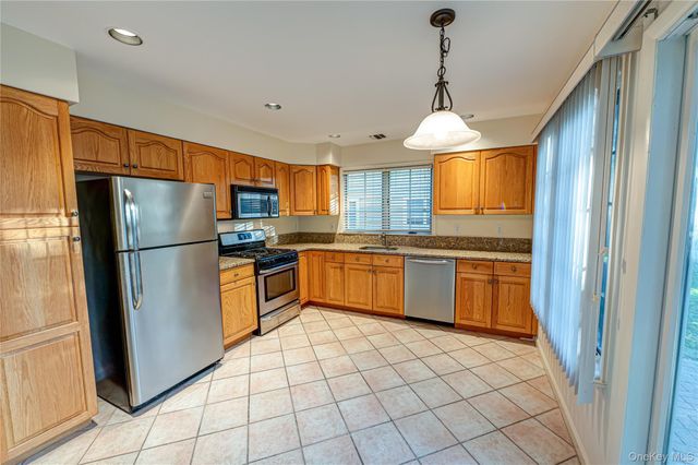 4 Cedar Ridge Lane, Bay Shore, NY 11706