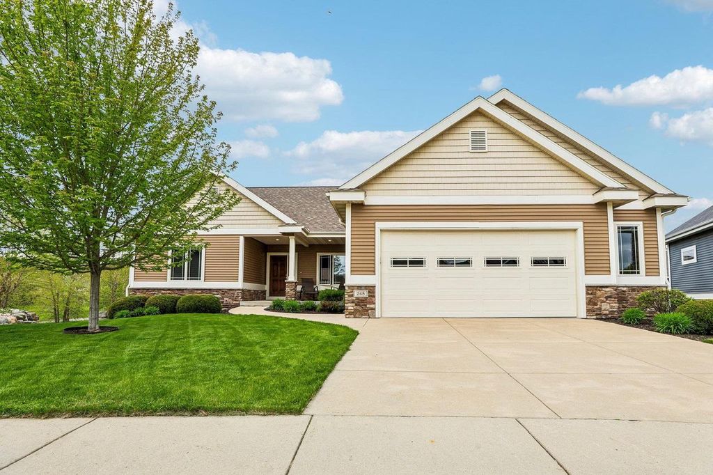 248 Greenway Circle, Deerfield, WI 53531