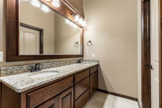 542 W Chickasaw Court Way, Mustang, OK 73064