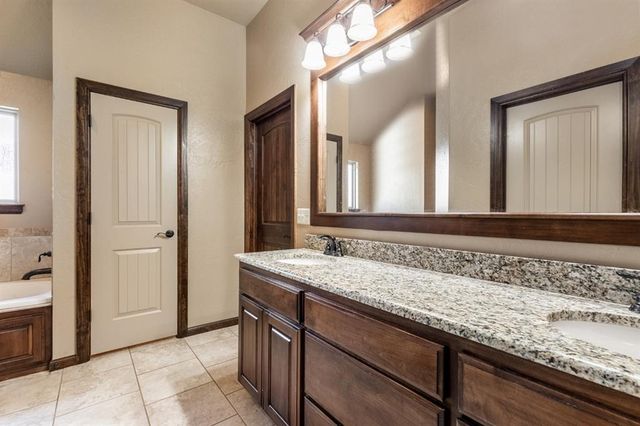 542 W Chickasaw Court Way, Mustang, OK 73064