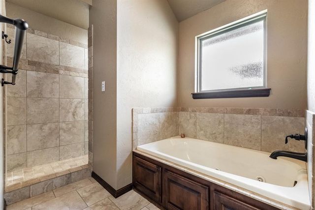 542 W Chickasaw Court Way, Mustang, OK 73064