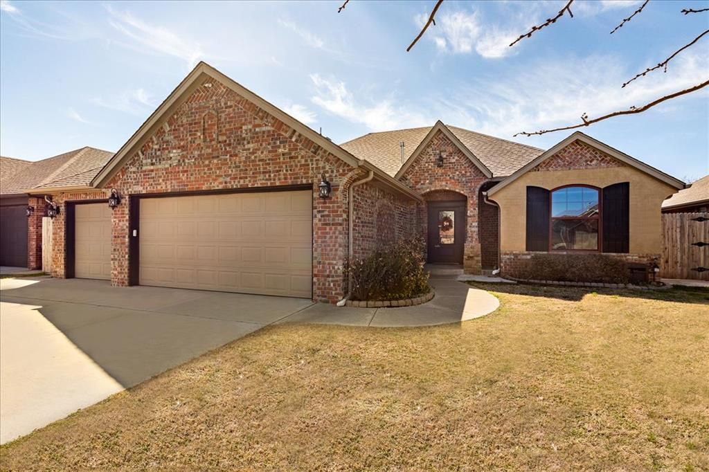 542 W Chickasaw Court Way, Mustang, OK 73064