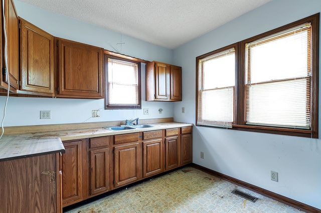 230 W 15th St N, Wichita, KS 67203