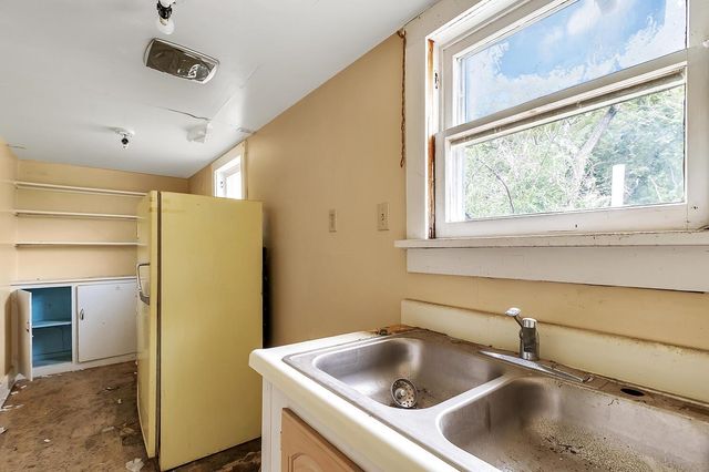 230 W 15th St N, Wichita, KS 67203