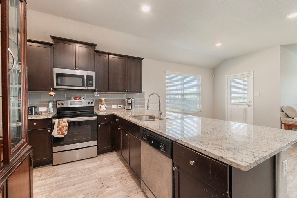 Image 12 of property listing at 218 Holland Park, Schertz, TX 78108