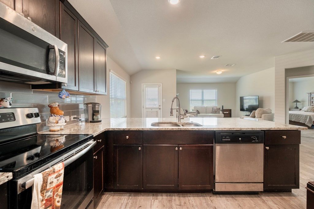 Image 15 of property listing at 218 Holland Park, Schertz, TX 78108