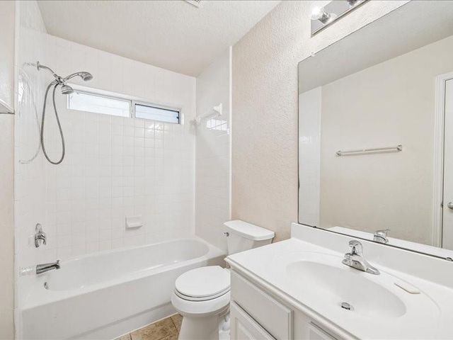 2715 Gaelic Green Street, Houston, TX 77045