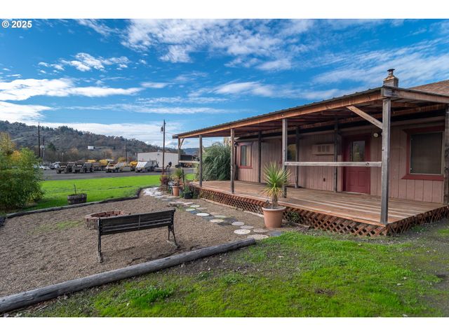 168 BREEZY Ln, Roseburg, OR 97470