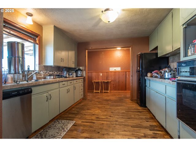 168 BREEZY Ln, Roseburg, OR 97470