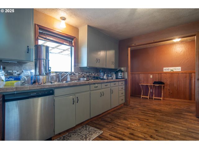 168 BREEZY Ln, Roseburg, OR 97470